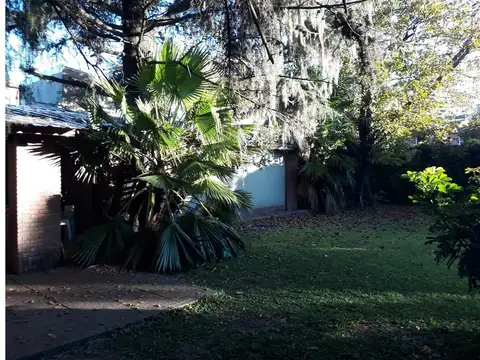 Terreno con Casa de 2 Dormitorios y Amplio Galpón