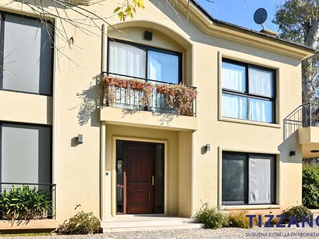 Casa - 236  m² Cubierta | 4 dormitorios | 12 años | 5 baños | 5 ambientes | 5 cocheras