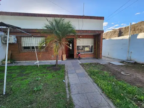 Casa en alquiler ( compartido con dos dptos)
