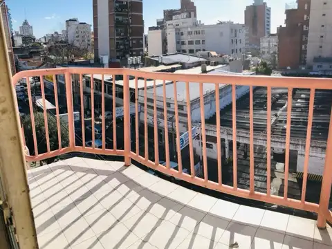 EN VENTA DEPARTAMENTO EN MORON DE 3 AMBIENTES CON TERRAZA - FICHA 8697