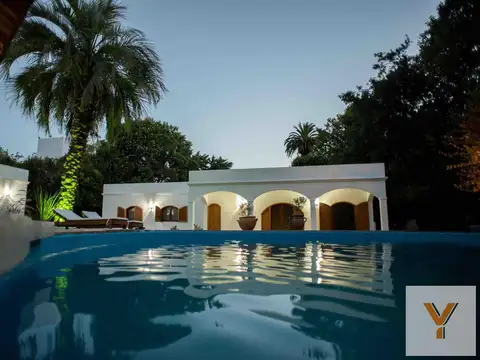 Casa en venta - 7 dormitorios 4 baños - 450mts2 - Villa Elisa