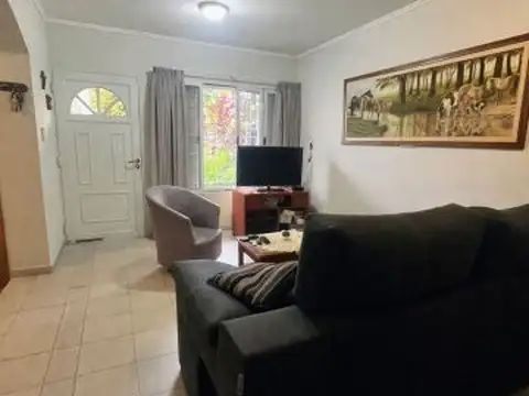 Casa 10 ambientes con 2 baños