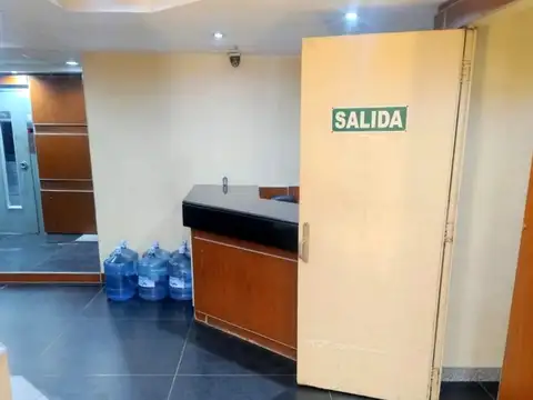 Florida al 100 entre Bartolomé Mitre y Perón, Microcentro. Pisos 3 y 4. Superficie total: 600 m2, en dos plantas. A refaccionar. Planta libre, 4 baterías de baños. Palier privado. Oportunidad  