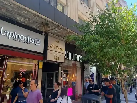 Florida al 100 entre Bartolomé Mitre y Perón, Microcentro. Pisos 3 y 4. Superficie total: 600 m2, en dos plantas. A refaccionar. Planta libre, 4 baterías de baños. Palier privado. Oportunidad  