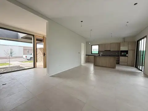 Casa 6 ambientes con 2 baños