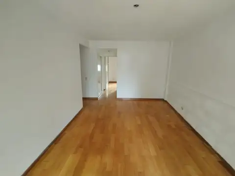 Peron 1500, Piso 1º