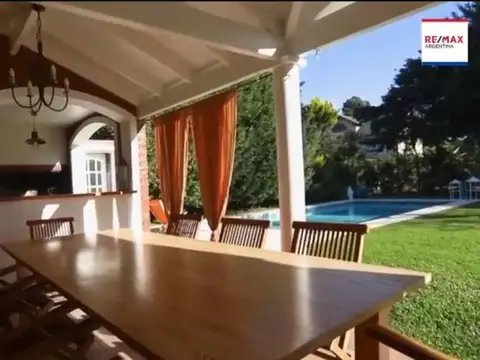 Casa en Alquiler con 2 cocheras
