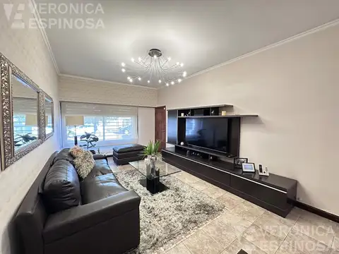 Casa de cuatro ambientes en venta, Moron