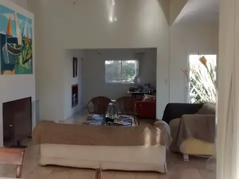 Casa en Venta en Abril Club De Campo, USD 600.000