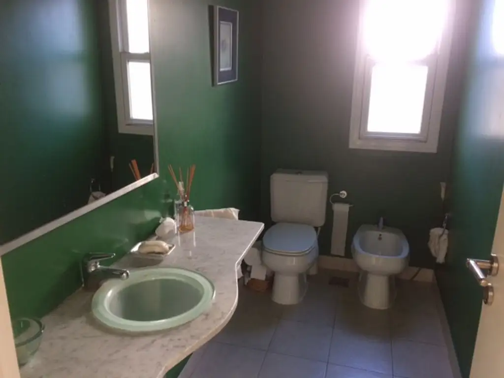ABRIL CASA MODERNA EN VENTA, CON 3 DORMITORIOS Y PILETA - Foto 18