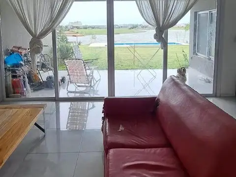 Casa en Alquiler con 1 cochera