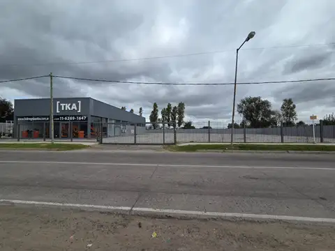 GALPÓN CON OFICINAS Y SALÓN DE EXHIBICIÓN