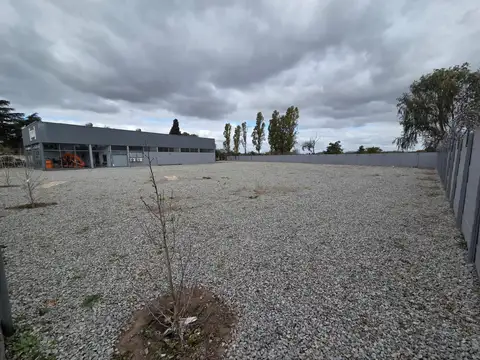 GALPÓN CON OFICINAS Y SALÓN DE EXHIBICIÓN