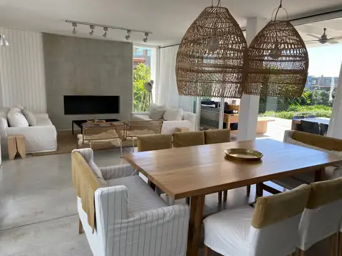 Casa en Alquiler Temporal con 2 cocheras