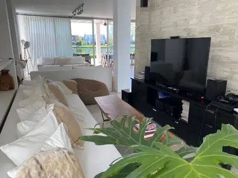 Casa 7 ambientes con 5 baños