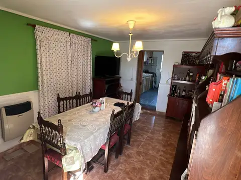 Casa 6 ambientes con 2 baños