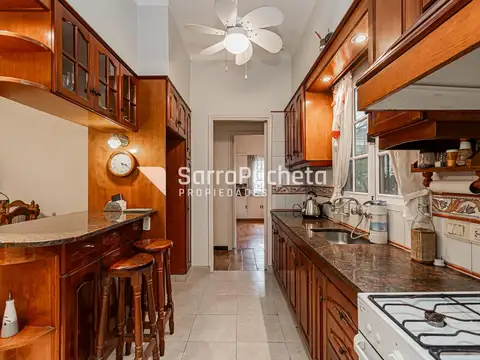 Venta casa 6 ambientes con cochera en Haedo Norte.