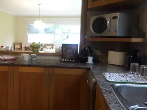 Impecable casa en Carilo con pileta climatizada.-