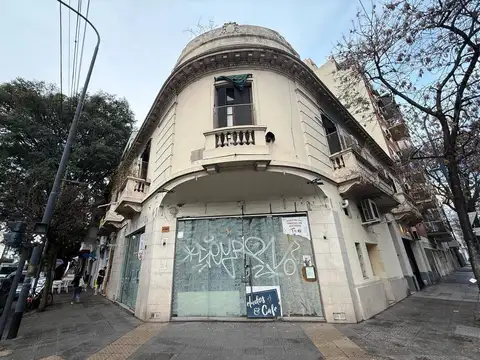 LOCAL EN ESQUINA - 2 plantas - 180 M2