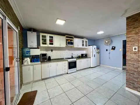 Casa 7 ambientes con 2 baños