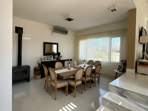 Casa 5 ambientes con 3 baños