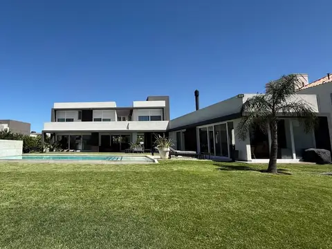 CASA TERRAVISTA 9 AMB 6 SUITES FINANCIA PERMUTA LOTE o CASA
