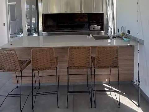 Casa en Venta con 8 cocheras