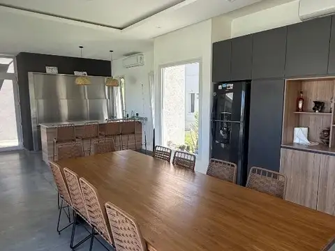 Casa 6 ambientes con 8 baños