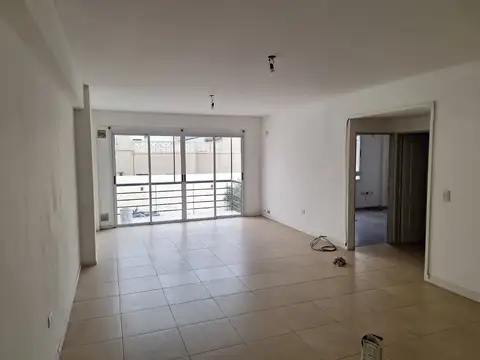 DEPARTAMENTO 3 AMBIENTES CONTRAFRENTE CON BALCON, PATIO Y GARAGE CUBIERTO