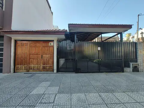 Casa 5 ambientes en venta con patio y cochera - Wilde Avellaneda