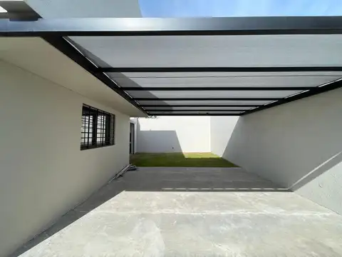 Casa en Alquiler con 2 cocheras