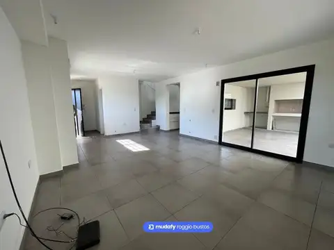 Casa en Alquiler con 2 cocheras