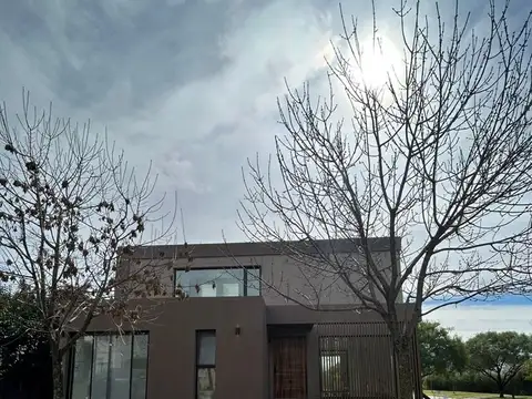 Casa Chalet  en Venta en Santa Guadalupe, Pilar del Este, Pilar