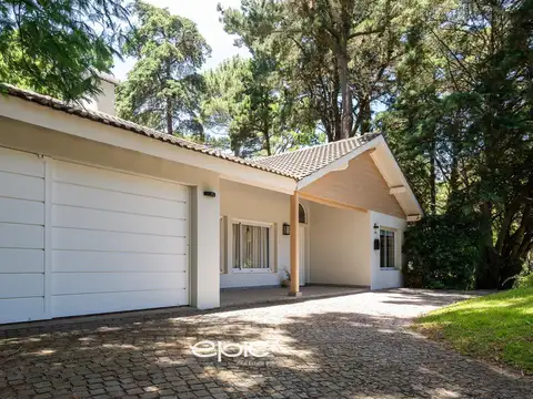 Casa en Venta con 2 cocheras