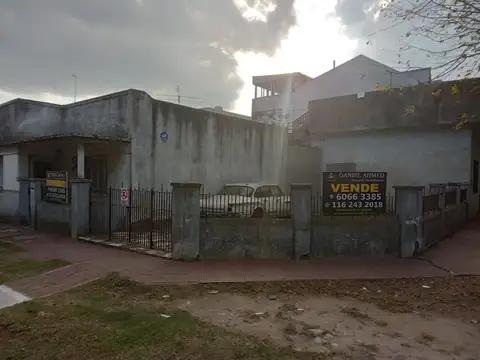 CASA DE 3 AMB CON GALPON/LOCAL DE 80 MT2.-