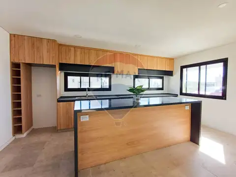 VENTA - CASA 5 AMB. CON PISCINA - MEDAL CC, PILAR