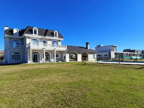 Hermosa casa estilo Francés en Fincas Golf