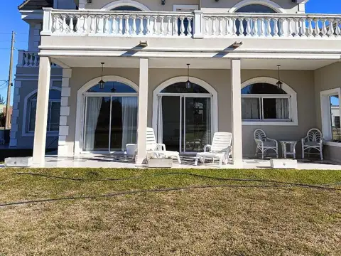 Casa en Alquiler con 2 cocheras