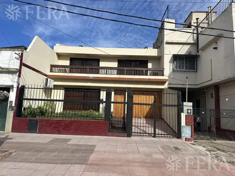 Venta casa 6 ambientes con cochera y patio en Wilde
