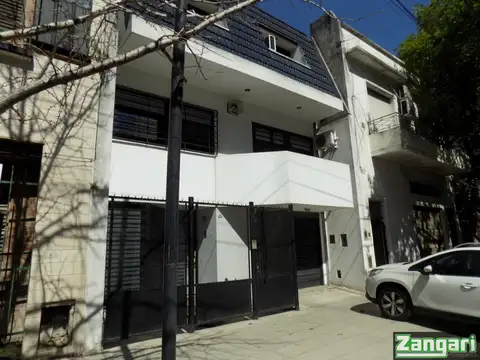 CASA 3 PTAS 2 COCHERAS 4 DORM JARDIN-BOEDO