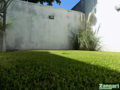 Casa en Alquiler con 2 cocheras