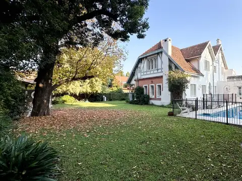 Venta Casa 7 ambientes estilo alemán pileta Martínez