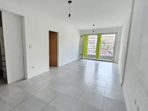 Monoambiente con balcón al contrafrente - cochera semicubierta