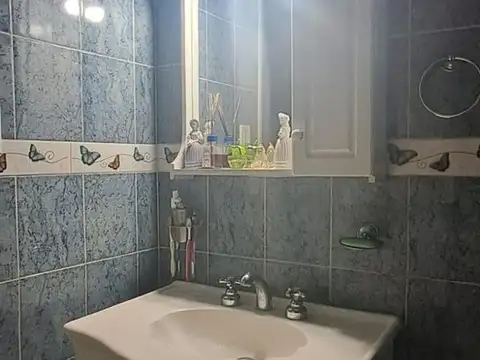 VENTA  DE CASA, 4 AMBIENTES. OPORTUNIDAD.