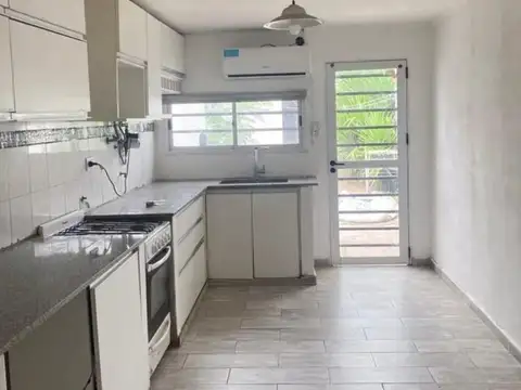 Venta PH 2 ambientes con patio en Los Hornos La Plata