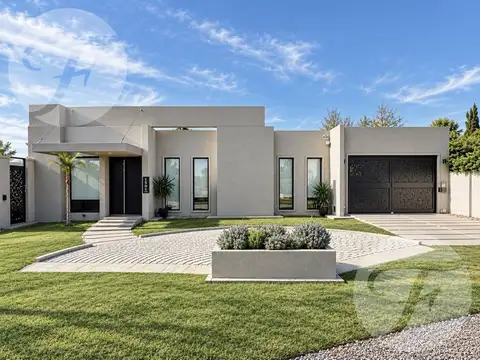 CASA EN VENTA EN BARRIO CUATRO ROBLES – 950 M² DE TERRENO, 2 SUITES, GALERÍA Y PILETA - APTA CREDITO