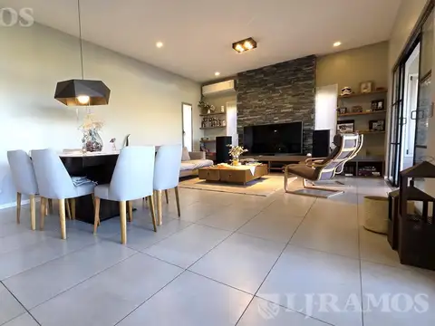 Casa en Alquiler con 4 cocheras
