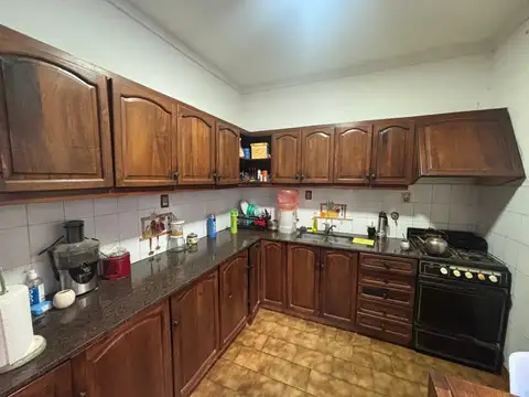 Chalet 3 ambientes lote propio próximo Av. Maipú. Olivos.