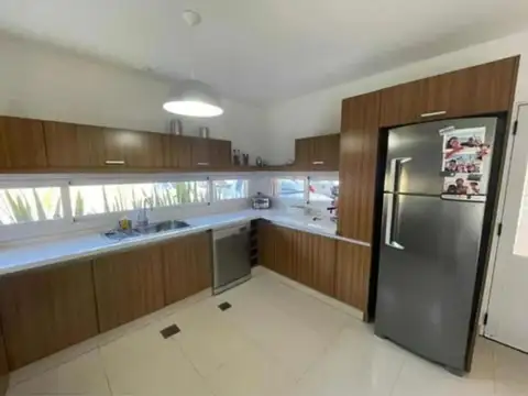 OPORTUNIDAD VENTA CASA 5 AMBIENTES  CON PILETA ESCUCHA OFERTA