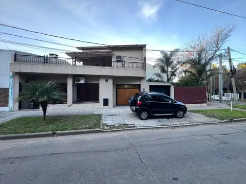 Apto Credito Casa Tres Dorm., Jardin, Quincho y Pileta en Ballester